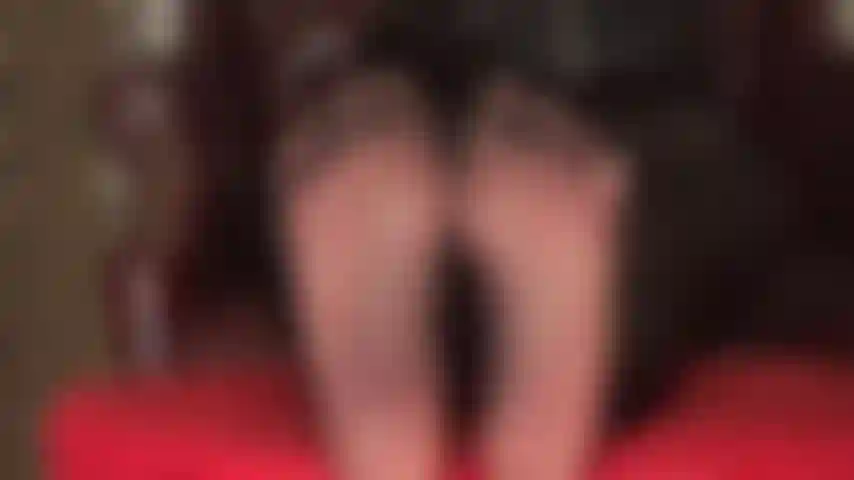 La padrona alza le sue suole di nylon affinché tu possa adorarle e inalare il loro meraviglioso aroma.