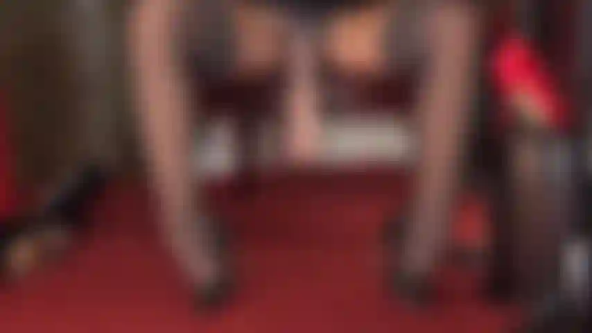 La tentazione dello strapon tra le gambe in calze - calze grigie setose sopra collant lucidi ti eccitano così tanto che succhierai persino un cazzo per la padrona.