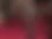 Con tacchi neri in acciaio che spuntano e penzolano. Collant, tacchi alti, feticismo dei piedi per le scarpe.