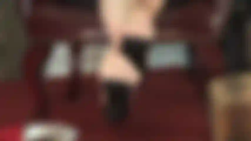 Le dita dei piedi si muovono in collant color carne con cuciture: le dita trasparenti di questi collant ti fanno venire l'acquolina in bocca, mentre la suola è di un nero intenso che invita a leccarle.