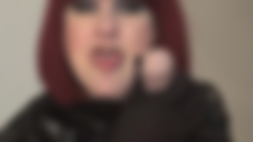 Forzata bisessuale. Con la bocca aperta e la lingua fuori, la tua padrona che nutre il cazzo ti chiede di succhiare il tuo primo cazzo, di certo non l'ultimo... Il tuo viaggio come mia puttana del cazzo è appena iniziato.