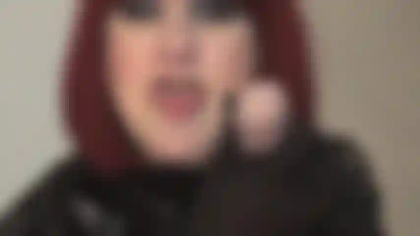 Forzata bisessuale. Con la bocca aperta e la lingua fuori, la tua padrona che nutre il cazzo ti chiede di succhiare il tuo primo cazzo, di certo non l'ultimo... Il tuo viaggio come mia puttana del cazzo è appena iniziato.