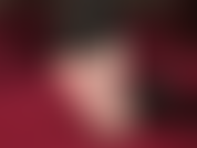 Calpesto a piedi nudi un dildo nero.