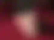 Calpesto a piedi nudi un dildo nero.