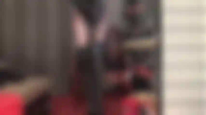 Adoro gli stivali e i guanti in pelle nera: la mia padrona asseconda il tuo feticismo per la pelle nera con un paio di stivali alti fino alla coscia e guanti extra lunghi.