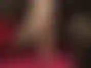 Gioco con le scarpe e le scarpe penzolanti, che cadono, stuzzico i piedi.