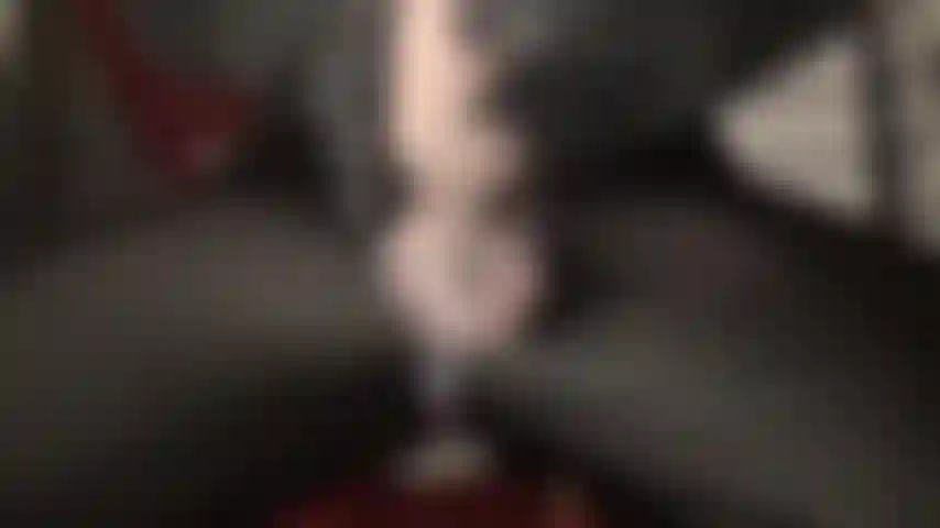 Uno spesso strapon bianco e una scollatura provocante: la padrona ti fa venire fame di quella spessa carne bianca.