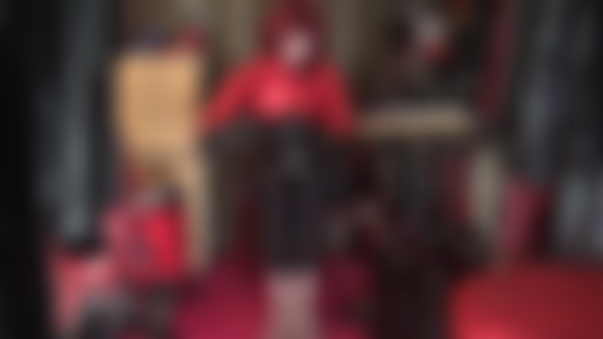 Fottimi le cosce, schiavo! La padrona vivian ti munge tra i suoi leggings in spandex e usando i suoi guanti di pelle nera, non solo per sculacciarti il sedere nudo mentre sei piegato sulle mie ginocchia e mi fotti le gambe...