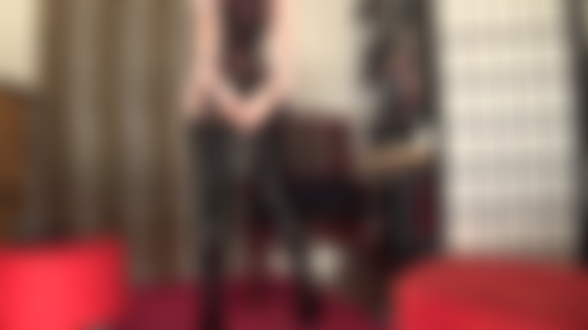 Sopporto questa dura sega con la padrona vivian vestita di gomma nera lucida, tante sculacciate e giochi di respirazione, soffocata dalla mia mano guantata di lattice... Forse ti lascerò venire sui miei stivali.