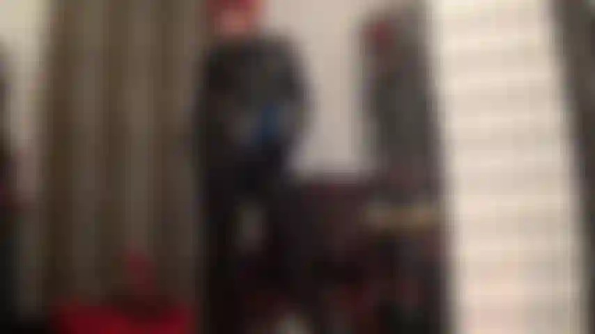 La padrona abbina collant in lycra nera lucida a una tuta olografica nera. Un raffinato outfit fetish a cui non potrai resistere. Ti accarezzi mentre i guanti di pelle le stuzzicano le curve...