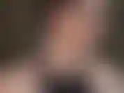 Abbandonati al tuo feticismo per i guanti di raso lucido, morbidi come la seta. La padrona ti stuzzica con due paia di guanti lunghi fino all'opera, color oro e champagne.