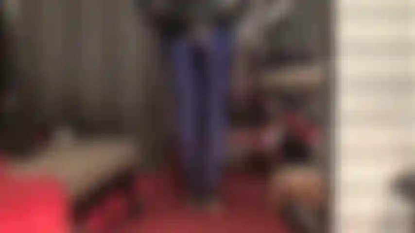 Collant in spandex blu navy e pvc-lycra così morbidi e lucidi, la padrona mi stuzzica con i suoi piedi, le sue gambe e il suo sedere in questo paio di collant lucidi.