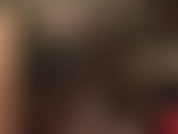 I miei piedi divini ti fanno impazzire!!! Goditi questo spettacolo di piedi penzolanti con collant neri di seta e sabot in pelle con tacco alto.