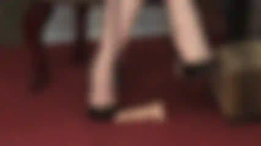 Frustino e tacchi alti che calpestano il pavimento: il tuo patetico, inutile cazzo ai piedi della padrona deve essere punito.