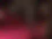 Primo piano sexy e penzolante: la padrona vivian stuzzica con le sue abili dita dei piedi e il gioco delle scarpe, sapendo che ti piacerebbe succhiarle.