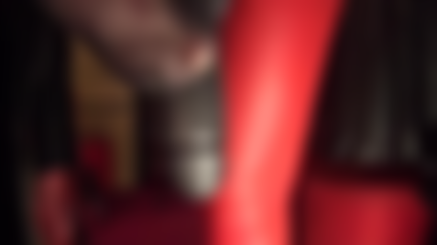 Amante dei piedi e puttana con lo strap-on, che viene schiacciata sotto il piede di nylon della padrona. La padrona mi stuzzica con il suo enorme cazzo nero e i suoi piedi sexy in collant prima di calpestare e calciare un dildo morbido.