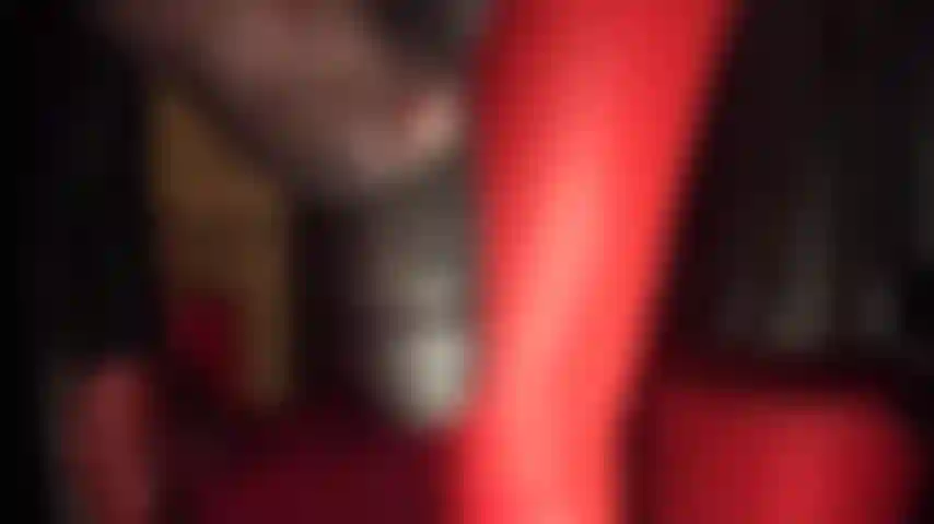 Amante dei piedi e puttana con lo strap-on, che viene schiacciata sotto il piede di nylon della padrona. La padrona mi stuzzica con il suo enorme cazzo nero e i suoi piedi sexy in collant prima di calpestare e calciare un dildo morbido.