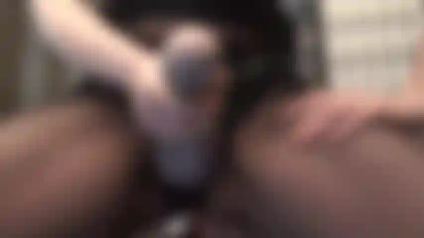 Uno strapon gustoso e intriso di saliva è ciò che la padrona ti ha ordinato di succhiare.