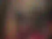 Enorme strap-on nero, stivali alti di pelle, enorme rigonfiamento di pene nella gonna - ti vedo sbavare mentre questo gigantesco cazzo nero fa capolino da sotto la mia gonna. Sei così impaziente di essere scopata con esso.