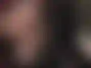 Feticista della lingua e dei tacchi alti. La padrona lecca tacchi a spillo di metallo caldi.