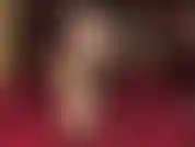 Adoro i piedi nudi, con giochi di scarpe e penzoloni in décolleté lucide e verniciate.