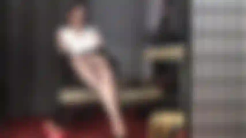 Le gambe incrociate in collant sono la tua più grande debolezza. Ti ecciti così tanto guardando la padrona incrociare e disincrociare le sue gambe di nylon lucide e tornite ancora e ancora.