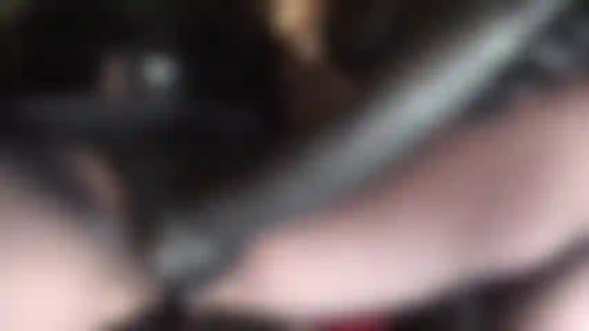 Un enorme cazzo nero che gocciola saliva infilata nella tua gola ti fa soffocare e implorare aria, mentre allo stesso tempo implori di andare più a fondo. Sei quel tipo di puttana affamata di cazzi!