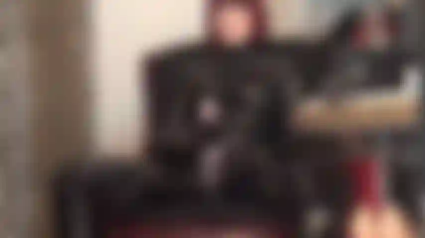 Dominatrice con strap-on - mistress, vestita con una tuta fetish in pvc nero lucido, rende il suo grosso e saporito cazzo ancora più delizioso per te. Tutto ciò che desideri è sentire quel cazzo appoggiato sul tuo viso mentre succhi le palle della padrona.