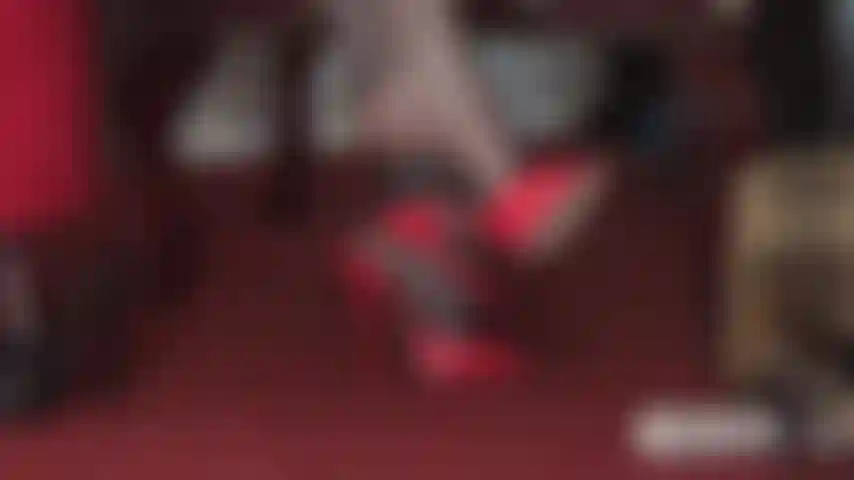 Le mie mule rosse con tacco a spillo stuzzicano il tuo cazzo da schiavo.
