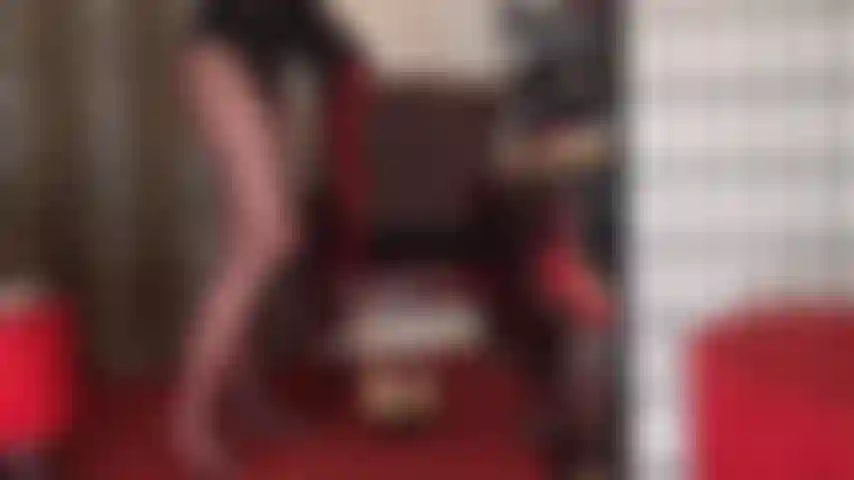 Uno strato di collant rossi con un enorme cazzo nero in mezzo da succhiare, mia troia. Questo eccita il tuo piccolo cazzo, vero? Mettiamo quel mini cazzo in una calza mentre tu soddisfi il tuo grosso cazzo e ti strofini tutto su quel grosso cazzo nero.