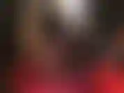 Che indossa collant colorati: la padrona mostra la sua collezione di calze di nylon colorate, che cambiano dal verde foresta al blu, abbinate a camicia e cravatta, gonna a tubino e tacchi a spillo.