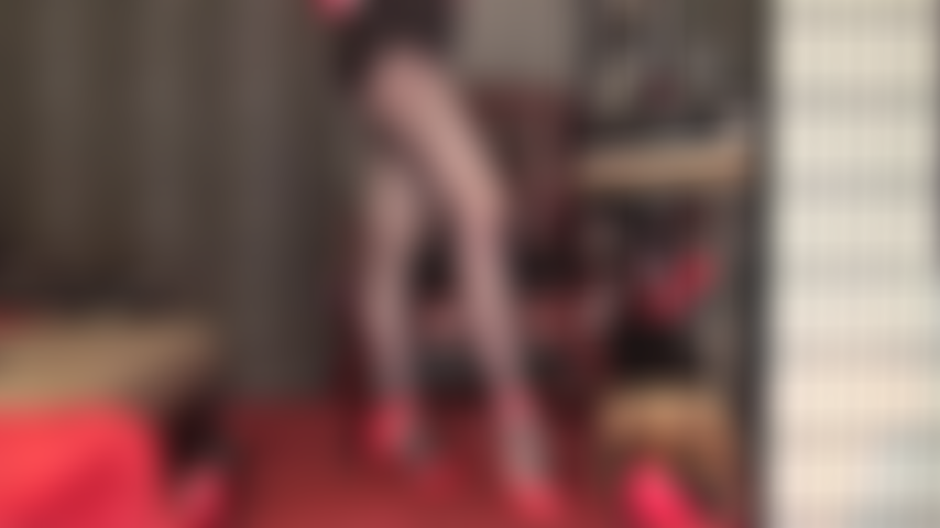 Con collant neri e tacchi alti con cinturino rosso alla caviglia, la padrona mette in mostra il suo incredibile sedere e le sue gambe in collant neri e pantaloncini attillati.