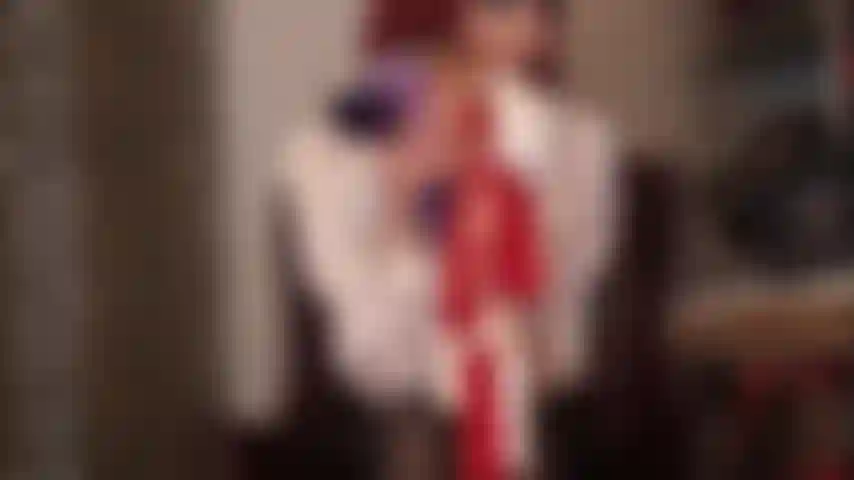 Una sega con guanti di raso: la sensazione setosa di un paio di guanti di raso che accarezzano dolcemente il tuo cazzo, le tue palle, il tuo culo...