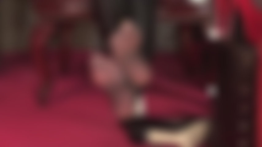 Adoro i piedi in collant grigio scuro: goditi questo primo piano dei piedi sexy e morbidi in nylon della padrona vivian mentre muove le dita.