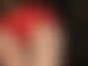 Wow, guardati sbavare sul mio perfetto culo rotondo in pantaloncini di raso rosso lucido. Scommetto che il tuo cazzo gonfio gocciola fuori controllo mentre questi pantaloncini si abbassano e si rivelano le mutandine di raso...