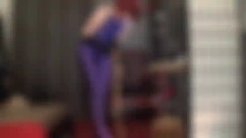 La padrona vivian ti intrappola nella sua ragnatela scintillante: non hai mai avuto una possibilità contro i poteri scintillanti della padrona... Tuta viola leohex, collant platino lucidi e trasparenti, stivali lunghi lucidi, perizoma in pvc e strap-on bbc.