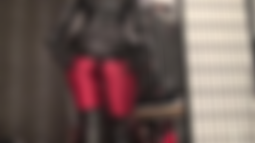 Adorazione del culo in un incredibile completo fetish di collant rossi lisci e lucidi in spandex con body in pvc, guanti e stivali. Mi occupo di facesitting con i collant alzati e abbassati... La padrona ti fa venire addosso mentre questi collant scendono a rivelare le sue guance nude.