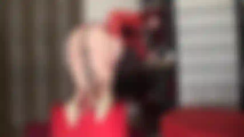 Mi siedo in faccia con un grosso cazzo munto nella tua bocca - insieme al mio culo sulla tua faccia ti fai infilare un grosso cazzo in gola.