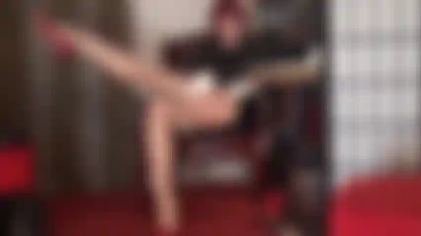 Guanti di pelle bianca su collant color cuoio lucido - queste gambe sono sempre state la tua più grande debolezza. Ti costringeranno a inginocchiarti in adorazione.