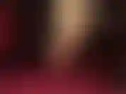 Adorazione dei piedi in collant con sandali rossi con cinturino alla caviglia. La padrona indica e arriccia le sue belle dita dei piedi, mostrando quei meravigliosi archi alti in nylon color carne.