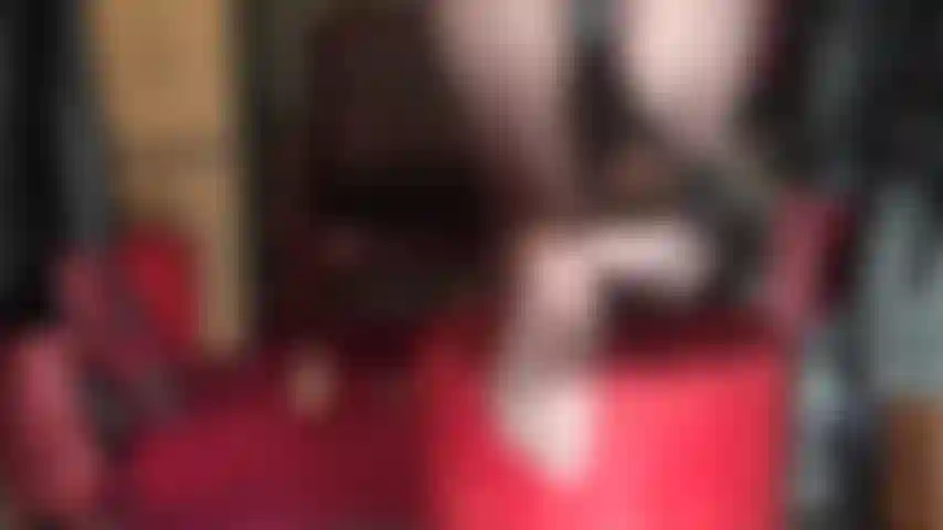 La mia padrona è seduta in piedi con un enorme strap-on. Adoro il mio culo ricoperto di collant, le mie suole in nylon e il mio grosso cazzo mentre lo accarezzo con guanti di pelle.