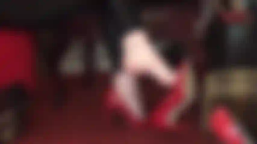 Provocante a piedi nudi: piedi nudi in décolleté di pelle rossa, dita penzolanti.