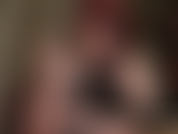 Accarezzo a mani nude cazzi enormi - ami le mie lunghe, sottili e perfette dita nude avvolte attorno a un grosso cazzo. La mia padrona accarezza un grosso cazzo nero e poi un enorme dildo bianco.