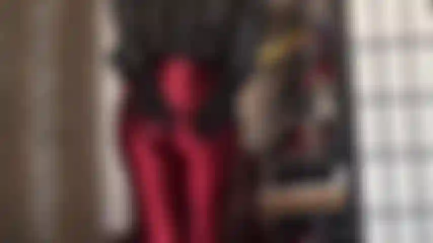 Ammiri il mio fantastico sedere in ogni cosa attillata e lucida, da un paio di pantaloni di raso lucido fino a collant color sabbia.