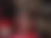 Vestita con il suo lungo cappotto nero lucido in vinile, la tua dea in nylon mette in mostra le sue meravigliose gambe lunghe e i suoi piedi sexy in classici collant neri trasparenti.