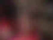 Vestita con il suo lungo cappotto nero lucido in vinile, la tua dea in nylon mette in mostra le sue meravigliose gambe lunghe e i suoi piedi sexy in classici collant neri trasparenti.