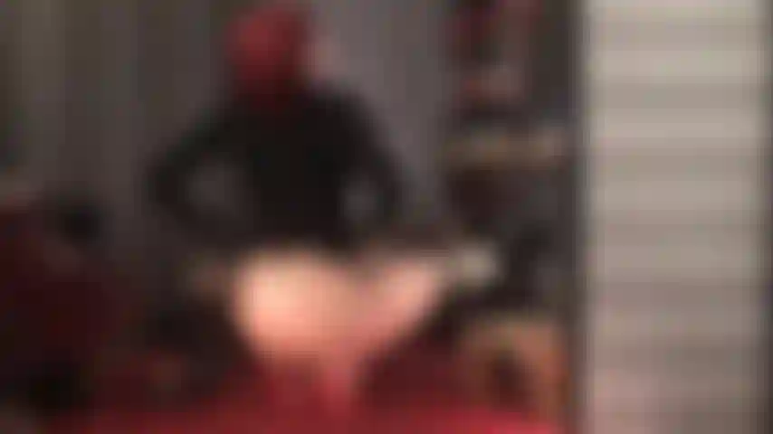 Mi masturbo per il culo provocante della padrona, con i suoi collant e il suo perizoma bianco tirato molto in alto, accovacciata con delle ciabatte rosse con i tacchi alti, e la padrona pretende che tu ti accarezzi il cazzo senza sosta.