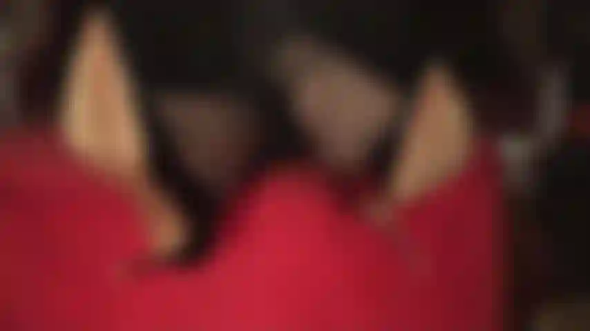 Feticista del doppio penzolone: caviglie incrociate in collant e leggings, scarpe nere lucide e lucide con doppio penzolone.