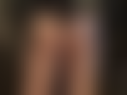 Perizoma sopra strati di calze lucide e lucide, adorazione del culo seguita da una breve presa in giro con uno strapon nero da 8 pollici.