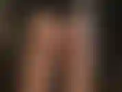 Perizoma sopra strati di calze lucide e lucide, adorazione del culo seguita da una breve presa in giro con uno strapon nero da 8 pollici.